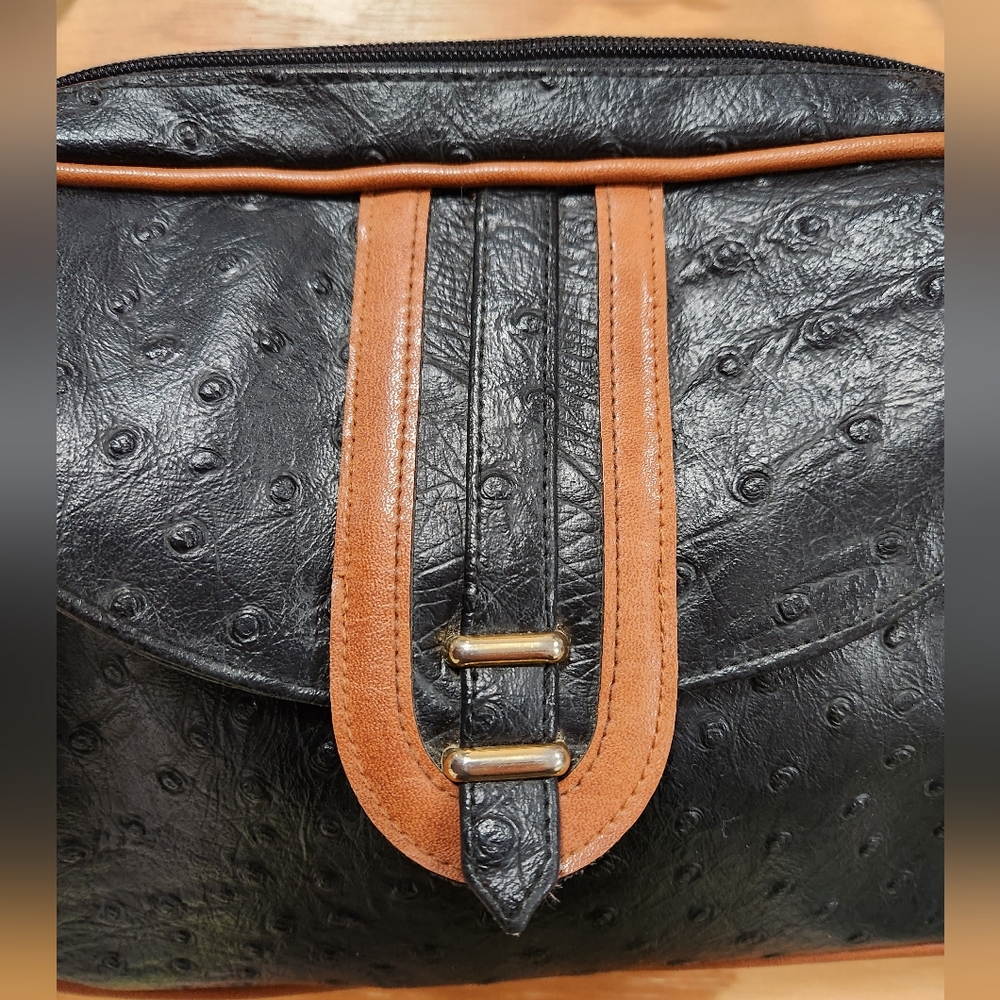 Elegant Black and Tan Shoulder Bag - Picture 3 of 7